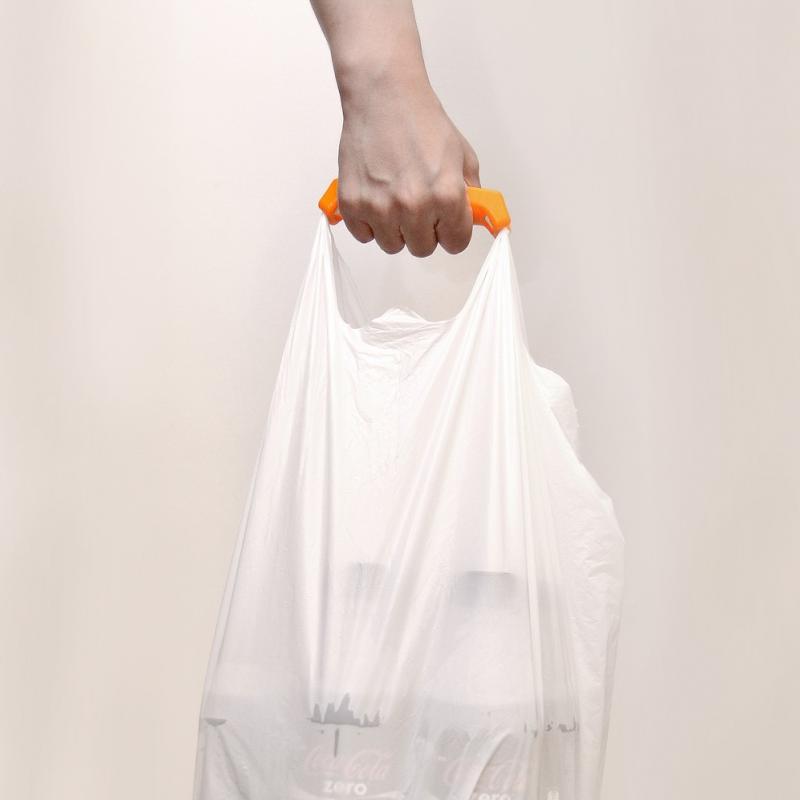 poignée de sac à provisions en plastique confortable
