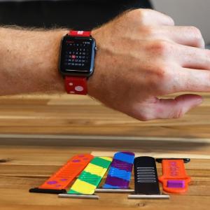 Bracelet montre flexible multi-matériaux et multi-couleurs